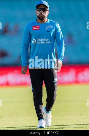 Sydney, Australia. 21st Dic 2021. Rashid Khan of Adelaide Strikers si riscalda prima della partita tra Sydney Sixers e Adelaide Strikers al Sydney Cricket Ground, il 21 dicembre 2021, a Sydney, Australia. (Solo per uso editoriale) Credit: Izhar Ahmed Khan/Alamy Live News/Alamy Live News Foto Stock