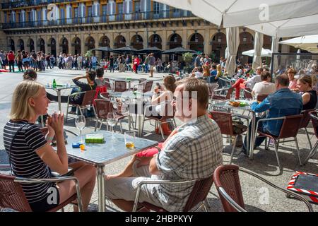 Caffè sulla Plaza de la Constitucion, Casco Viejo (Città Vecchia), San Sebastian, Paesi Baschi Foto Stock