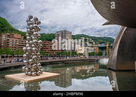Museo Guggenheim e mostra d'arte Silver Balls, attrazioni famose nella parte della Città Nuova di Bilbao, Paesi Baschi, Spagna Foto Stock