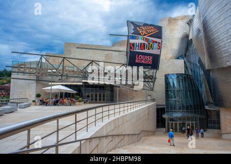 Ingresso al Museo Guggenheim di Bilbao riflesso nel fiume Nervion, Bilbao, Paesi Baschi, Spagna Foto Stock