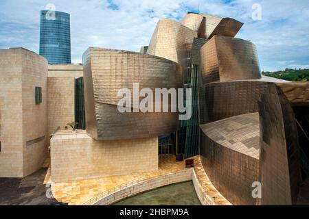 All'esterno del Museo Guggenheim di Bilbao si riflette nel fiume Nervion, Bilbao, Paesi Baschi, Spagna Foto Stock