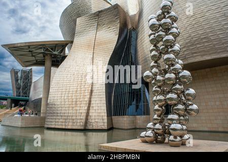 Museo Guggenheim e mostra d'arte Silver Balls, attrazioni famose nella parte della Città Nuova di Bilbao, Paesi Baschi, Spagna Foto Stock