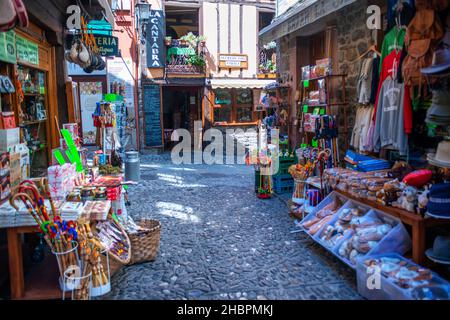 Souvenir e artigianato nel villaggio di Potes appeso vecchi edifici sul Rio Quiviesa, Potes, Picos de Europa Cantabria, Spagna Foto Stock