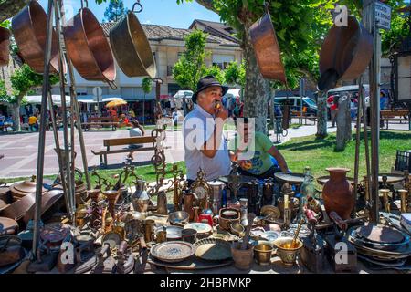 Tradizionale mercato domenicale accanto alla chiesa di Potes nel Parco Nazionale Picos de Europa Cantabria nord della Spagna Foto Stock