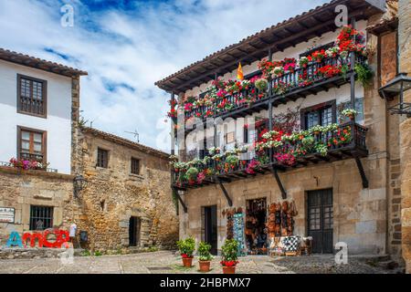 Plaza Mayor piazza centrale principale di Santillana del Mar città storica situata nella comunità autonoma della Cantabria nel nord della Spagna Foto Stock