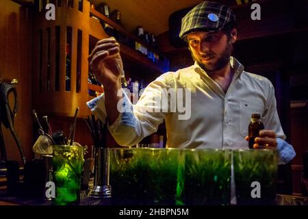 Interno del Transcantabrico Gran Lujo treno lusso travellong in tutta Spagna settentrionale, l'Europa. Interno della discoteca auto. Degustazione Gintonics. Foto Stock