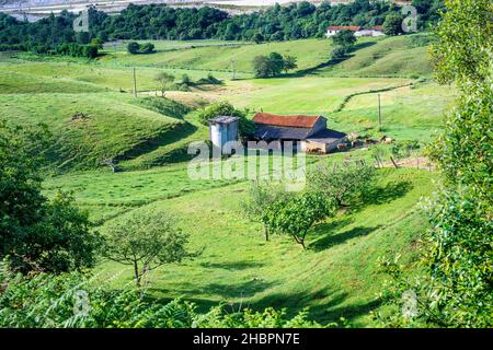 Vista aerea di una fattoria e casa di turismo rurale a Llanes, Asturias Foto Stock