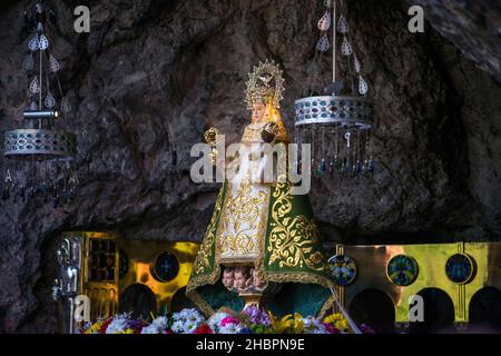 Nostra Signora di Covadonga. La Beata Vergine Maria, e un santuario mariano a lei dedicato a Basílica de Santa María la Real de Covadonga chiesa cattolica in Foto Stock