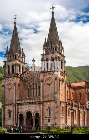 Basílica de Santa María la Real de Covadonga Chiesa cattolica a Cangas de Onis, Picos de Europa, Asturias, Spagna, Europa. Nel 1777 un incendio distrusse Foto Stock