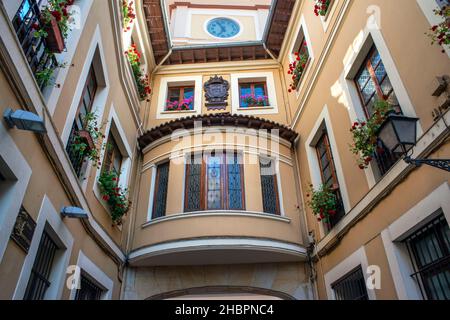 Edifici in Calle Cimadevilla strada nel centro di Oviedo città vecchia Asturias regione di Spagna, vista con torre del municipio edificio Foto Stock