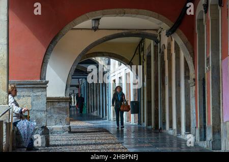 Portici e colonne in via Galiana nella famosa città antica di Aviles, Asturie, Spagna. Costruita nel XVII secolo, in coincidenza con la t Foto Stock