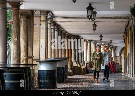 Portici e colonne in via Galiana nella famosa città antica di Aviles, Asturie, Spagna. Costruita nel XVII secolo, in coincidenza con la t Foto Stock