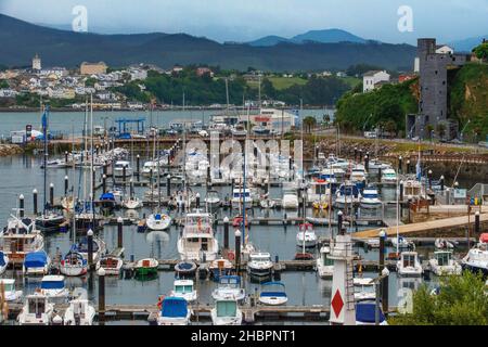 Il porto di Ribadeo nell'estuario dell'Eo, ponte che unisce le regioni della Galizia e delle Asturie, nel nord della Spagna, in Europa Foto Stock