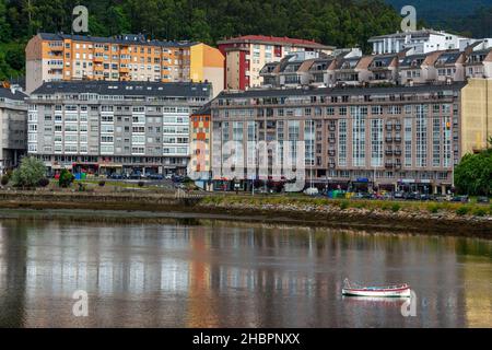 Vista sul villaggio di Viveiro e sulle case di studio e abitazione di Viveiro. Lugo, Galizia, Spagna. Foto Stock
