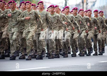 Ucraina, Kiev - 18 agosto 2021: Forze aeree. Ucraino militare. C'è un distacco di soccorritori. Soccorritori. Il sistema militare sta marciando nella sfilata. Marcia della folla. Soldati dell'esercito. Foto Stock