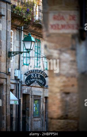 Ristorante bar Y un Jamón in via Rua de Xelmirez nella città vecchia, Santiago de Compostela, patrimonio dell'umanità dell'UNESCO, Galizia, Spagna. Foto Stock