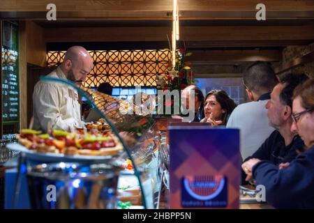 All'interno del famoso bar ristorante di Rúa do Vilar, nella città vecchia, Santiago de Compostela, patrimonio dell'umanità dell'UNESCO, Galizia, Spagna. Foto Stock