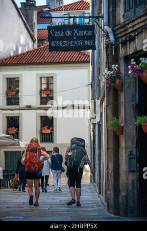 Pellegrini in via Rua de San Pedro nella città vecchia, Santiago de Compostela, patrimonio dell'umanità dell'UNESCO, Galizia, Spagna. Foto Stock