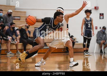 Honolulu, Hawaii, USA. 20th Dic 2021. LA guardia DEI TRAILBLAZERS DEL SIERRA CANYON BRONY JAMES (0) segna un totale di 4 punti durante la loro vittoria 66-49 su IOLANI RAIDERS ospite durante IL TORNEO CLASSICO IOLANI, la palestra Iolani High School Gym, Honolulu, Hawaii. (Credit Image: © Steven Erler/ZUMA Press Wire) Foto Stock