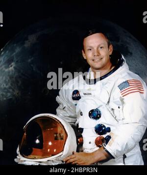 Neil Armstrong, indossato nella sua tuta spaziale, si pone per il suo ritratto ufficiale Apollo 11. Armstrong iniziò la sua carriera di aviatore navale. Ha volato 78 missioni di combattimento durante la guerra di Corea. Armstrong si unì al predecessore della NASA, la NACA (National Advisory Committee for Aeronautics), come pilota di ricerca presso il Lewis Laboratory di Cleveland e successivamente trasferito alla NACA High Speed Flight Station di Edwards AFB, California. È stato un pilota di progetto su molti aerei pionieristici ad alta velocità, compreso il 4.000 mph X-15. Ha volato oltre 200 diversi modelli di velivoli, tra cui jet, razzi, eliche Foto Stock