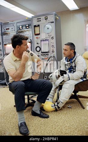 (23 marzo 1965) --- l'astronauta Virgil I. Grissom (a destra), il pilota di comando della missione a tre orbite Gemini-Titan 3, è mostrato con l'astronauta Walter M. Schirra Jr. Nella stanza pronta a Pad 16. La GT-3 è stata lanciata da Pad 19 lo stesso giorno. Schirra è stato il pilota di comando dell'equipaggio di riserva. Foto Stock