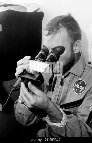 (18 dic. 1965) --- l'astronauta James A. Lovell Jr., pilota del Gemini-7 dell'Amministrazione Nazionale Aeronautica e spaziale, subisce un esame visivo durante un controllo medico post-volo a bordo del portaerei USS Wasp. Gemini-7 si è abbattuto nell'area di recupero dell'Atlantico occidentale alle 9:05 (EST) 16 dicembre 1965, dopo una missione di 14 giorni nello spazio. Foto Stock