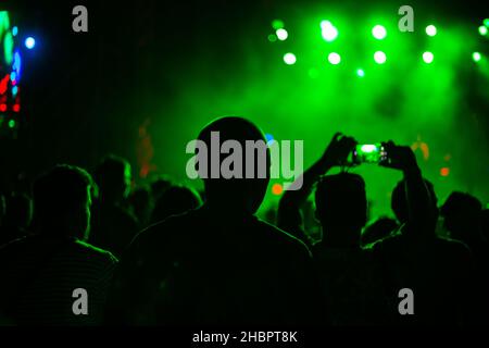 Concerto di Capodanno con illuminazione, sfondo sfocato Foto Stock