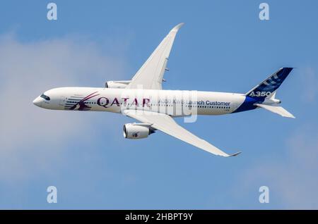 IMMAGINE DEL FILE: Farnborough, Hampshire, UK. 21st Dic 2021. Il Qatar Airways ha avviato un’azione legale contro Airbus per questioni relative a quella che viene citata come “degradazione accelerata della superficie” su 21 aerei di linea Airbus A350XWB che hanno “un impatto negativo” sulle sue operazioni. Qatar Airways è stato il cliente di lancio del progetto, come è stato esposto al Farnborough International Airshow il 14 luglio 2014, ma ha scoperto rivestimenti superficiali sfaldati e incrinati. La controversia è passata alla divisione tecnologia e costruzione della High Court di Londra Foto Stock