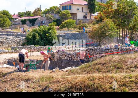 Sevastopol, Crimea, Russia - 08.19.2019:gli archeologi ricercatori si stancano i resti dell'antica città di Khersones in Crimea Foto Stock