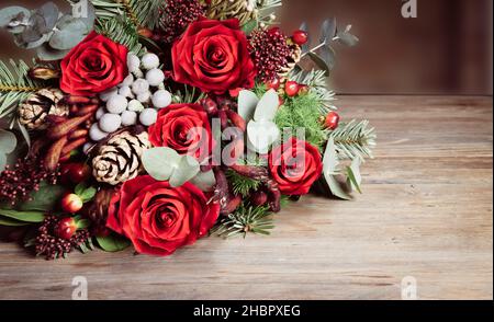 Bouquet di Natale, bouquet romantico di nozze con rose rosse. Foto Stock