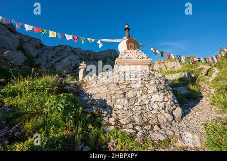 Suisse, Schweiz, Svizzera, Vaud, Waadt, Montreux, Les Rochers-de-Naye, montagnes, Berge, montagne, Stūpa, stoupa, stupa, drappeaux de prières, Gebe Foto Stock