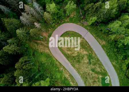 Svolta a fondo su una pista forestale, pista da sci in natura, vista aerea Foto Stock