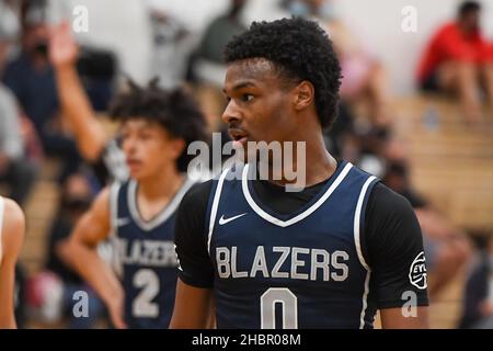Honolulu, Hawaii, USA. 20th Dic 2021. LA guardia DEI TRAILBLAZERS DEL SIERRA CANYON BRONY JAMES (0) segna un totale di 4 punti durante la loro vittoria 66-49 su IOLANI RAIDERS ospite durante IL TORNEO CLASSICO IOLANI, la palestra Iolani High School Gym, Honolulu, Hawaii. (Credit Image: © Steven Erler/ZUMA Press Wire) Foto Stock