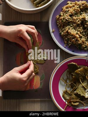 Il sarma turco, le deliziose foglie di uva farcite di dolma con riso. Dolma libanese o turco. Preparazione di una cucina tradizionale. Il nome turco è 'arma Foto Stock