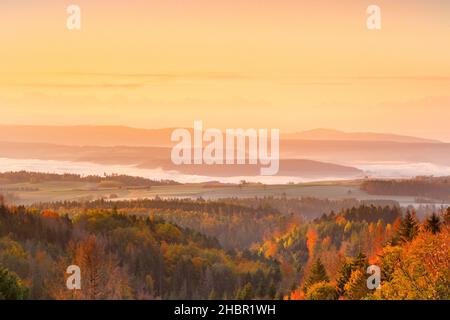 Herbstlicher Sonnenaufgang mit Nebelschwaden über dem hügeligen Mittelland, Schweizer Alpen im Hintergrund, Aussicht von Höchenschwand im Schwarzwald, Foto Stock