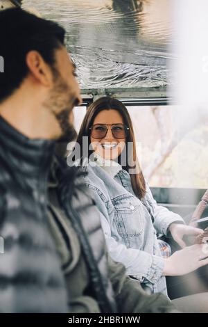 Felice uomo e femmina amici seduti in sport utility veicolo Foto Stock