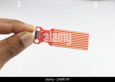 Sensore di rilevamento del livello dell'acqua tenuto in mano isolato su sfondo bianco Foto Stock