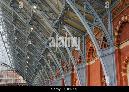 All'interno della stazione ferroviaria internazionale di St Pancras, Londra, Regno Unito Foto Stock