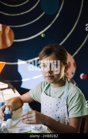 Ritratto di ragazza con chimico fare esperimento scientifico a tavola Foto Stock