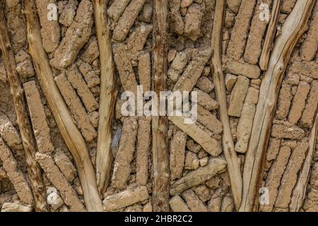 Adobe e muro di legno di una casa nel villaggio di Marguzor a haft Kul in Fann montagne, Tagikistan Foto Stock