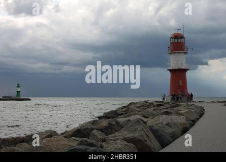 Vista dell'ingresso del porto di Warnemuende con 2 fari Foto Stock