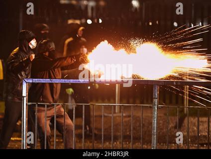 Revisione dell'anno 2021. Foto del file datata 08/04/21 dei giovani che puntano ai fuochi d'artificio al PSNI su Springfield Road, durante ulteriori disordini a Belfast. Data di emissione: Martedì 21 dicembre 2021. Foto Stock