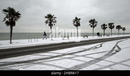 Revisione dell'anno 2021. File photo datato 08/02/21 di una passeggiata pedonale tra le palme sul lungomare innevato a Southend-on-Sea in Essex. Data di emissione: Martedì 21 dicembre 2021. Foto Stock