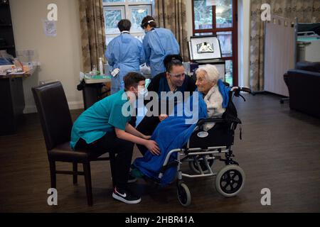 Revisione dell'anno 2021. Foto di archivio datata 13/01/21 del residente di casa di cura vera Levick, 106, essendo confortato dal personale prima di ricevere un'iniezione del vaccino del coronavirus alla casa di Andrew Cohen a Birmingham. Data di emissione: Martedì 21 dicembre 2021. Foto Stock