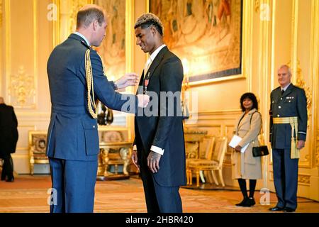 Revisione dell'anno 2021. Foto di archivio datata 09/11/21 del calciatore Marcus Rashford che è stato fatto un MBE (membro dell'Ordine dell'Impero britannico) dal duca di Cambridge durante una cerimonia di investitura al Castello di Windsor. Data di emissione: Martedì 21 dicembre 2021. Foto Stock