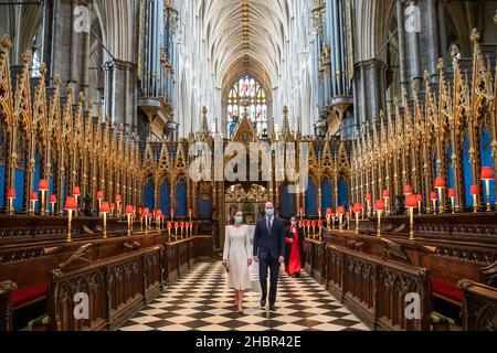 Revisione dell'anno 2021. Foto di archivio datata 23/03/21 del Duca e della Duchessa di Cambridge che arrivano a visitare il centro di vaccinazione a Westminster Abbey, Londra, e a rendere omaggio agli sforzi di coloro che sono coinvolti nel lancio del vaccino del Covid-19. Data di emissione: Martedì 21 dicembre 2021. Foto Stock