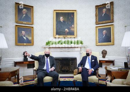 Revisione dell'anno 2021. Foto del fascicolo del 21/09/21 del primo Ministro Boris Johnson (a sinistra) incontro del Presidente degli Stati Uniti Joe Biden presso l'Ufficio ovale della Casa Bianca, Washington DC, durante la sua visita negli Stati Uniti per l'Assemblea Generale delle Nazioni Unite. Data di emissione: Martedì 21 dicembre 2021. Foto Stock