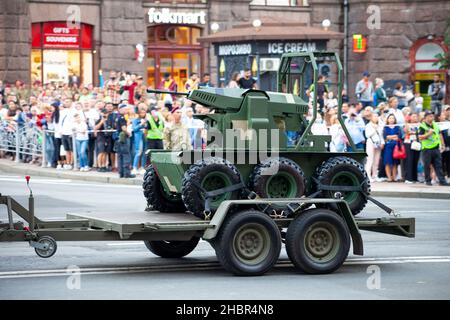 Ucraina, Kiev - 18 agosto 2021: Mini-serbatoio radiocontrollato semovente. Cannone senza equipaggio. Parata militare. Veicolo blindato . Trasporto in colori protettivi. Veicoli militari SUV. Foto Stock