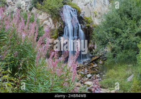 INCLINE VILLAGE, STATI UNITI - Sep 02, 2021: The Waterfall in Lake Tahoe, Incline Village, Stati Uniti Foto Stock