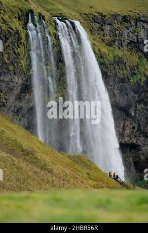 Seljalandfoss cascata in Islanda a lungo colpo con i turisti Foto Stock